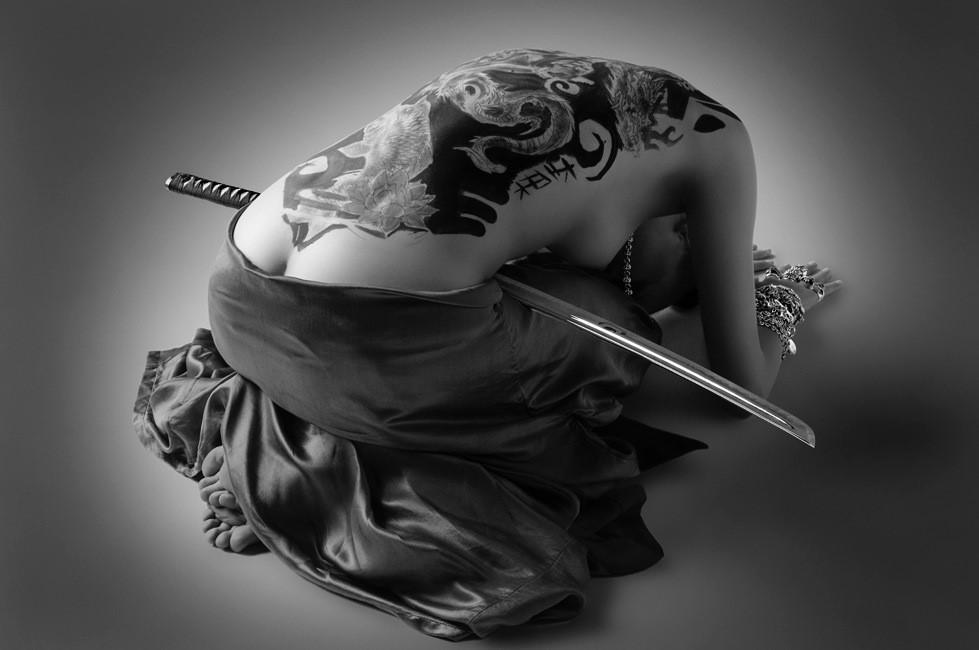 Nu geisha penchée au sabre